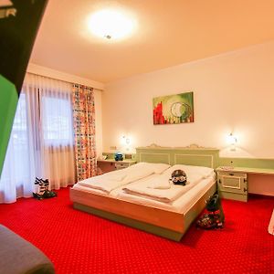 Zimmer mit Kingsize-Bett