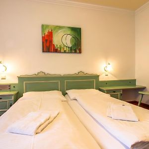 Budget Zimmer mit Kingsize-Bett